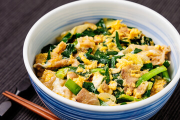 豚ニラ玉丼