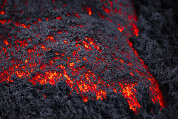 Lava colata incandescente che scorre - magma visto in dettaglio	
