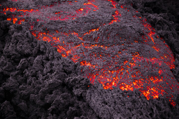 Colata di lava liquida incandescente che scorre vista in dettaglio