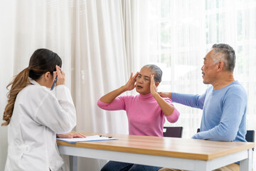 Obraz na płótnie Canvas Senior couple see a doctor with headache