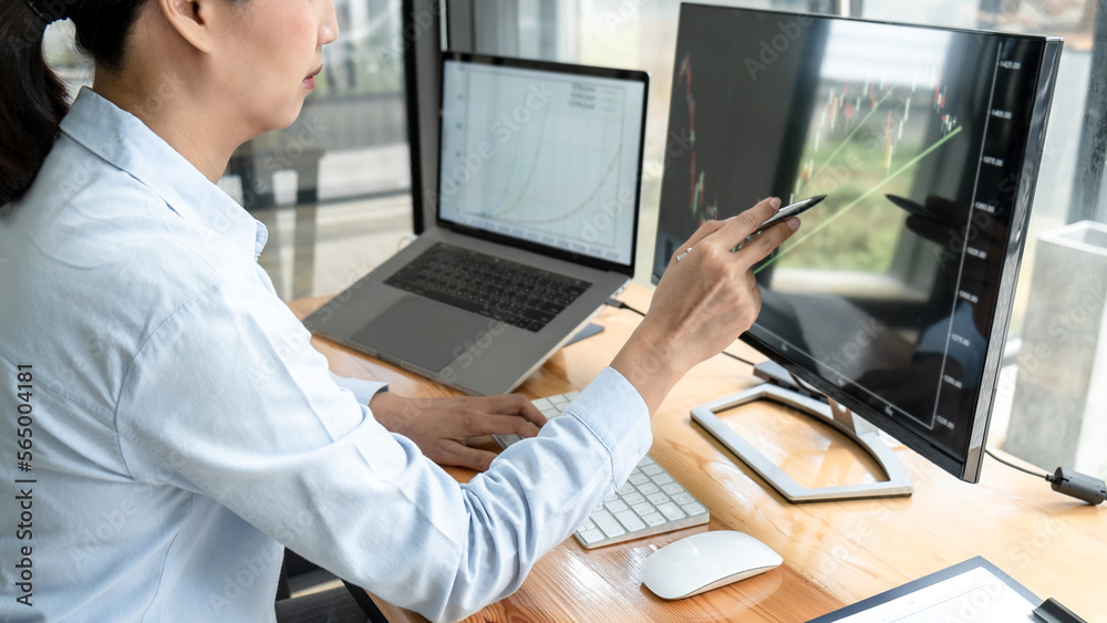 Poster Businesswoman investor having planning a new project and analyzing graph data with display screen the data presented and deal on a stock exchange