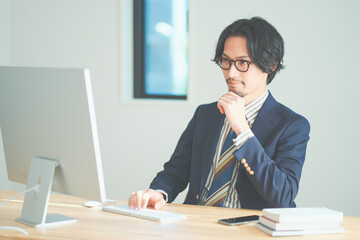 リモートワークをする男性