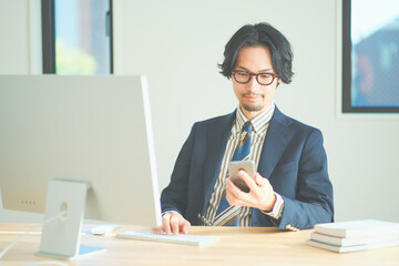 リモートワークをする男性