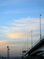 見上げた橋と空の風景　空　橋　雲　夕やけ
