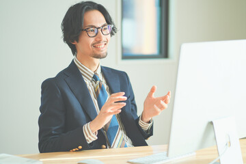 リモートワークをする男性