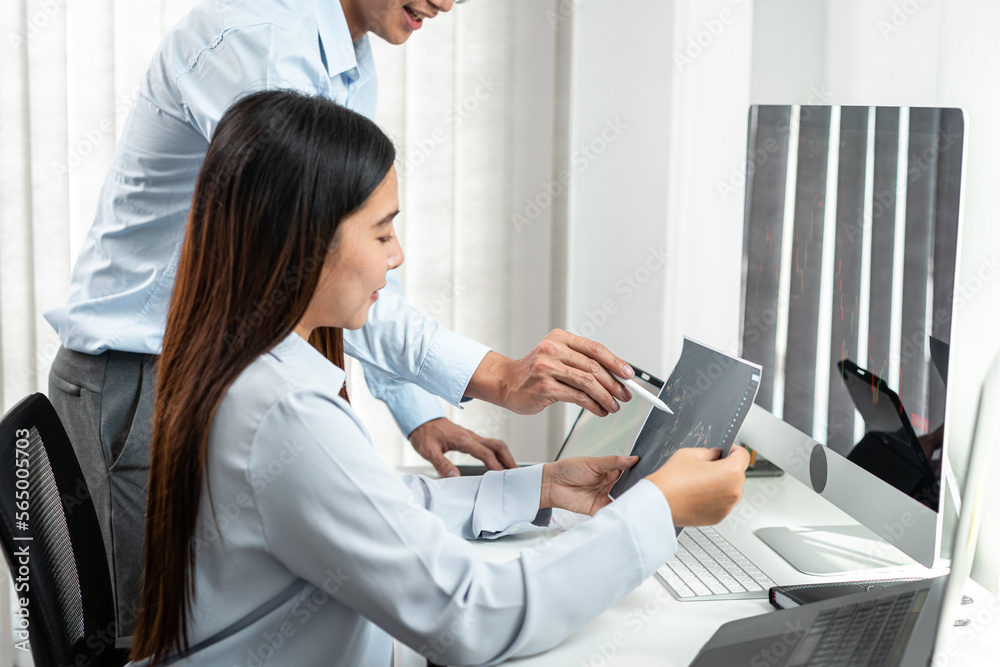 Aufkleber investor business team working with computer, tablet and analyzing graph stock market trading planni