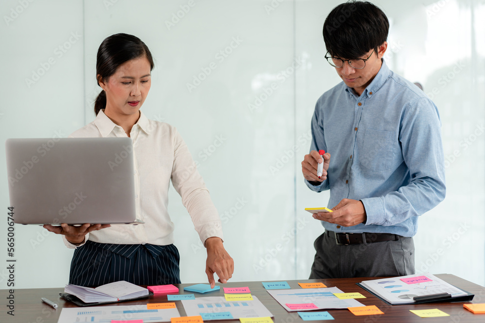Aufkleber business executive team brainstorm and takes notes on keyword about a new business project for marke
