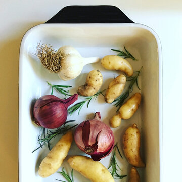 Overhead view of onions with garlics and gingers in tray