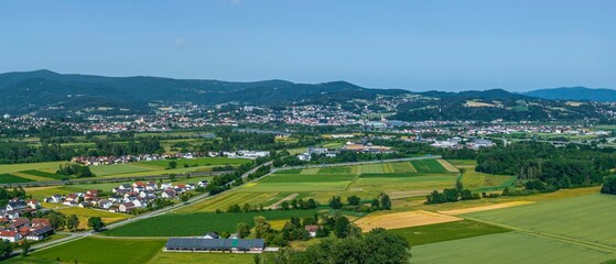 Fototapeta na wymiar Panorama-Ausblick auf Deggendorf, das Tor zum Bayerischen Wald