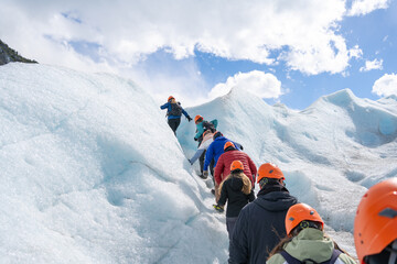 Un grupo de personas está caminando entre las montañas de hielo en el Glaciar Perito Moreno en la Provincia de Santa Cruz.
 - obrazy, fototapety, plakaty