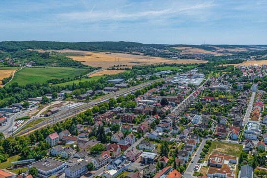 Ausblick auf die s&uuml;dlichen Bezirke der Stadt Lauda im Taubertal 
