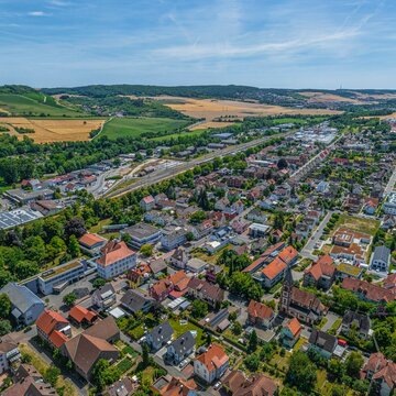 Ausblick auf die s&uuml;dlichen Bezirke der Stadt Lauda in Tauberfranken