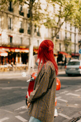 Joven pelirroja en Paris. Francia. Semana de la moda. 