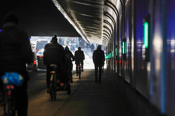 Silhouetten / Menschen laufen durch eine Unterführung in der Innenstadt Muenchen