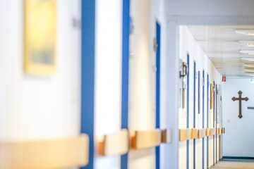 Kruzifix auf einem Altar in einem Altenheim