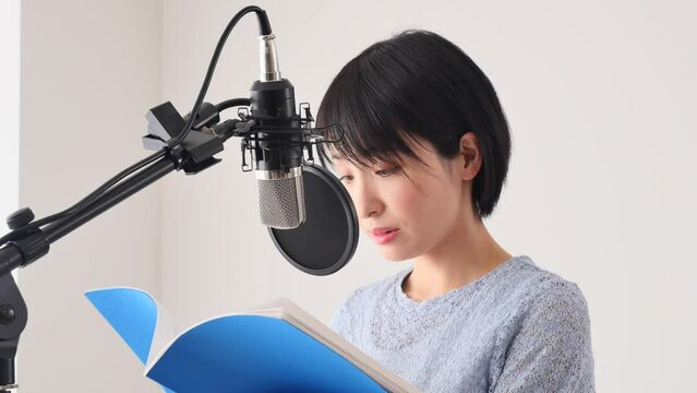 アフレコをする声優の女性