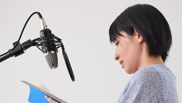 アフレコをする声優の女性