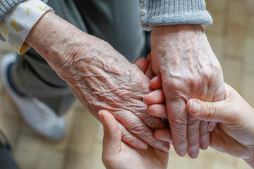 Hände älterer Menschen in der Pflege im Altenheim - obrazy, fototapety, plakaty