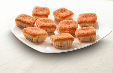 Magdalenas caseras sobre fondo blanco. Homemade muffins on white background.