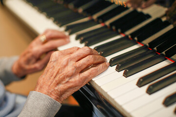 Obraz premium Hände älterer Menschen am Klavier, im Pflegeheim oder im Altenheim