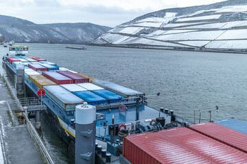 Containerschiff im Winter
