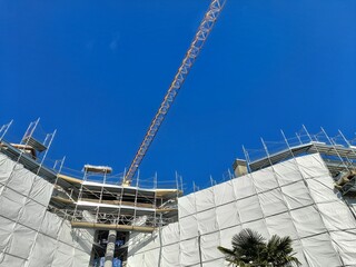 Lavori in corso nel cantiere edile in una giornata di sole