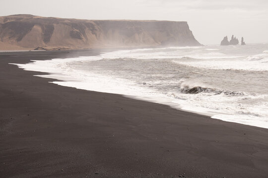 Mar Del Norte Y Playa De Arena Negra De Islandia. Costa