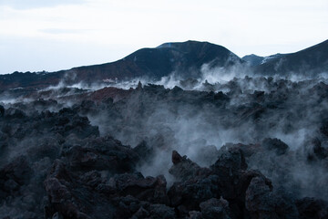 pequeño volcán en mitad de un glaciar de islandia