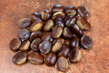 tas de châtaignes isolé sur une table