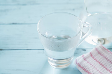 グラスに入った白湯