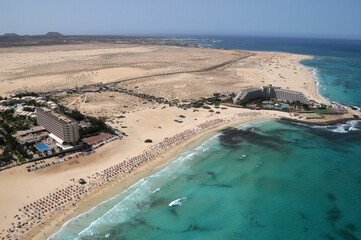 Fototapeta na wymiar Fotografía aérea de la costa y dunas de Corralejo en la isla de Fuerteventura, Canarias