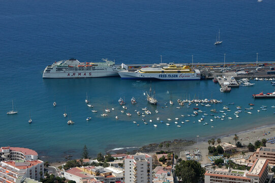 Fotograf&iacute;a a&eacute;rea del puerto de Los Cristianos en la costa de Aroa al sur de la isla de Tenerife en Canarias