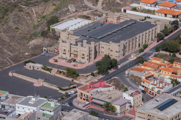 Fotografía aérea de urbanización y castillo en San Miguel en el sur de la isla de Tenerife en...