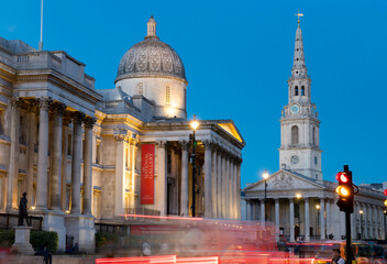 UK, england, London, Trafalgar square, national gallery at dusk - obrazy, fototapety, plakaty