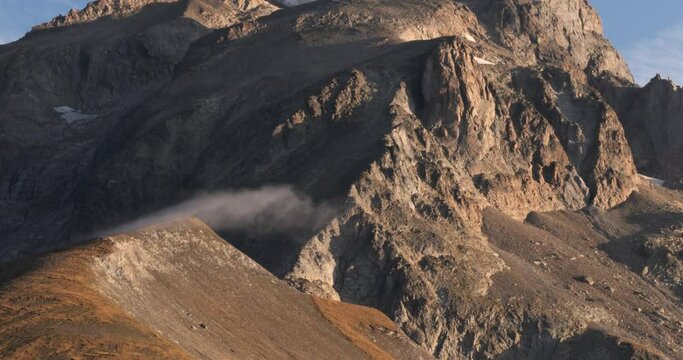 Nubes movidas por el viento en el macizo del Mont Blanc