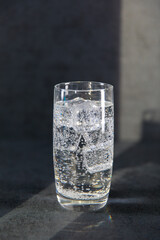 Mineralwasser im Glas mit Eiswürfel eiskalt