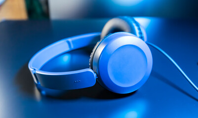 Obraz na płótnie Canvas blue headphones with dark background