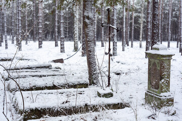 Stary opuszczony cmentarz katolicki zagubiony wśród sosnowego lasu zimą - obrazy, fototapety, plakaty