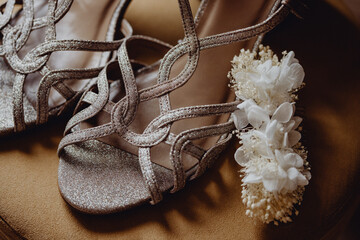 Chaussures de la future épouse et sa couronne de fleurs