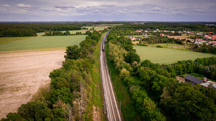 tory kolejowe z pociągiem towarowym w tle z drona © Ignacy