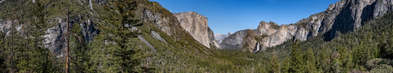 Fototapeta na wymiar Tunnel View scenic point in Yosemite NP