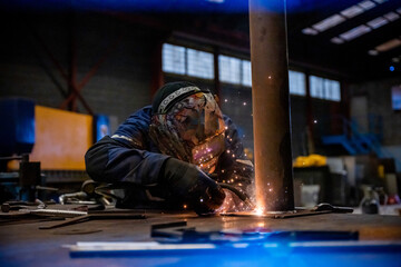 métallier homme soudure étincelle spark welder welding soudeur travailleur industrie