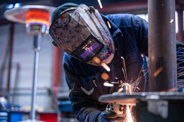 métallier homme soudure étincelle spark welder welding soudeur travailleur industrie