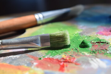 Obraz premium Los pinceles y el óleo verde