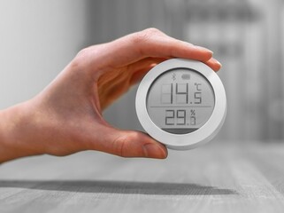 Indoor thermometer with low temperature and humidity numbers. Cold home concept, bad unhealthy conditions - obrazy, fototapety, plakaty