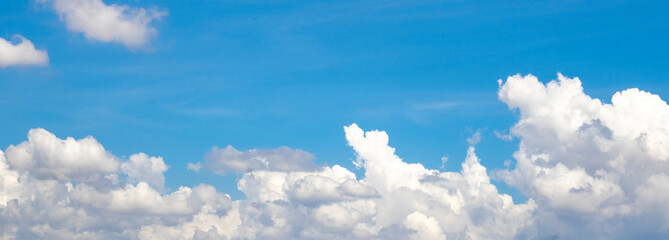 Naklejka na ściany i meble nuvem branca com céu bem azul 