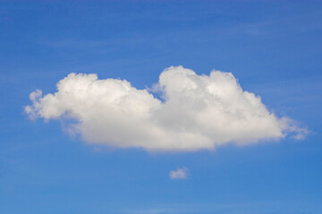 Fototapeta na wymiar nuvem branca com céu bem azul 