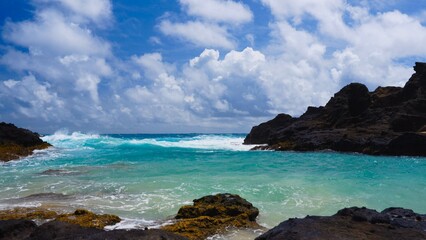 Fototapeta premium Turquoise water meets volcanic rock in Hawaii