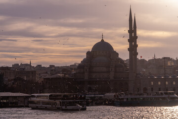 Obraz premium Istanbul, Turkey, January, 14 2023, Mosques on the skyline of Istanbul, Turkey