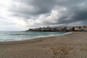 Vista de A Coruña desde la playa del Orzán. En el cielo hay nubarrones que amenazan lluvia. Galicia, España.